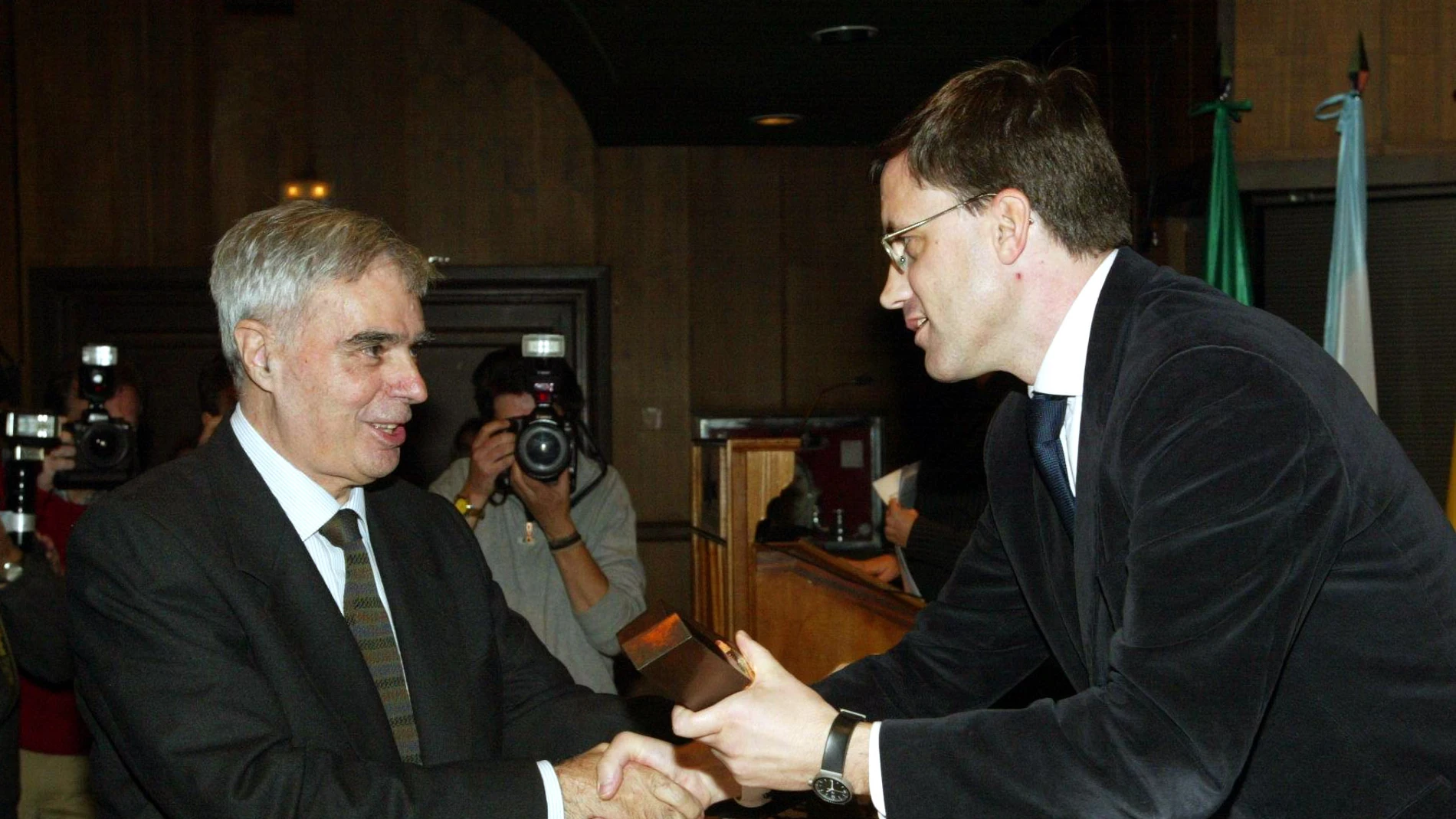 Antonio Fernández de Alba recibe un premio en la Feria AR&PA