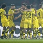 Los jugadores del Dortmund felicitan a Hummels tras el gol