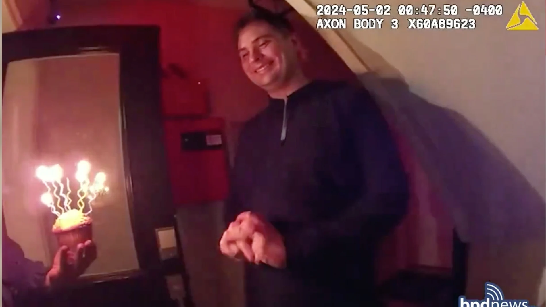 Agentes se presentan en la casa de un hombre después de que llamara preguntando si alguien le podía desear feliz cumpleaños