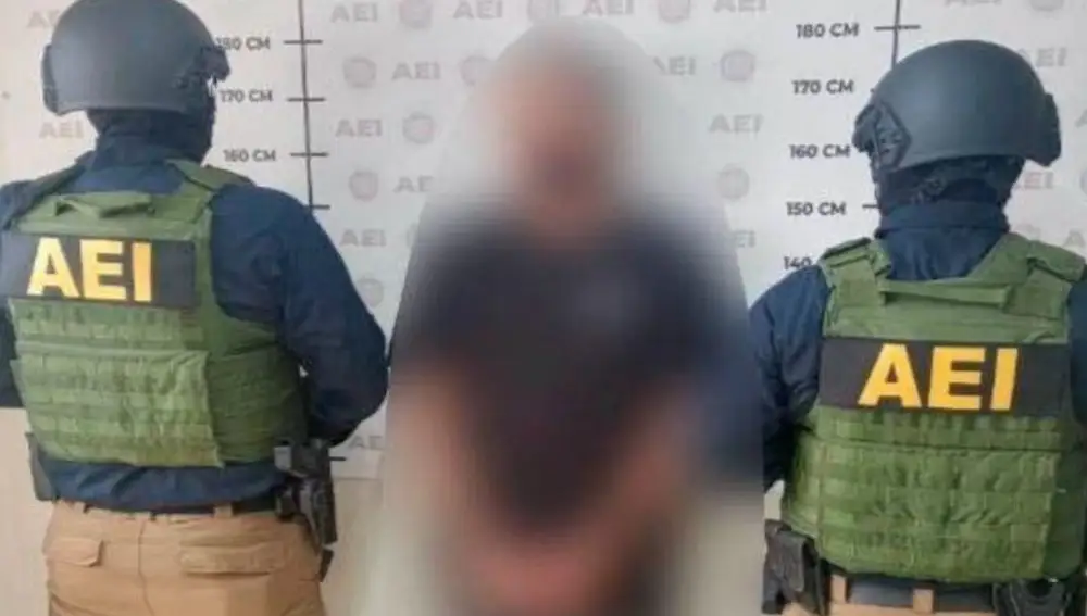 La policía mexicana con "El Kekas" tras su detención
