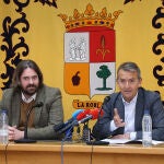 El consejero delegado de Reolum, Yann Dumont, y el alcalde de La Robla, Santiago Dorado, presentan el proceso que seguirá el programa La Robla Green
