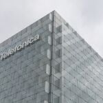 Exterior de la sede de Telefónica, en el ensanche de Las Tablas, en el distrito de Fuencarral-El Pardo, en Madrid. 