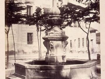Fuente en la plaza Afligidos en 1864