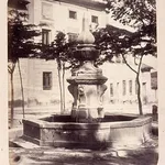 Fuente en la plaza Afligidos en 1864