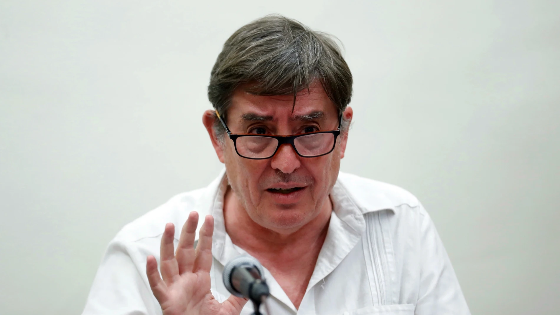 MEX7050. CIUDAD DE MÉXICO (MÉXICO), 07/05/2024.- El poeta español y director del Instituto Cervantes, Luis García Montero, habla durante el conversatorio 'La palabra del exilio' este martes en Ciudad de México (México). Las infancias masacradas diariamente por la guerra en Gaza son un reflejo de la falta de memoria histórica de la humanidad, dijo este martes el poeta español Luis García Montero, director del Instituto Cervantes, durante una conversación en conmemoración por los 85 años de la ...