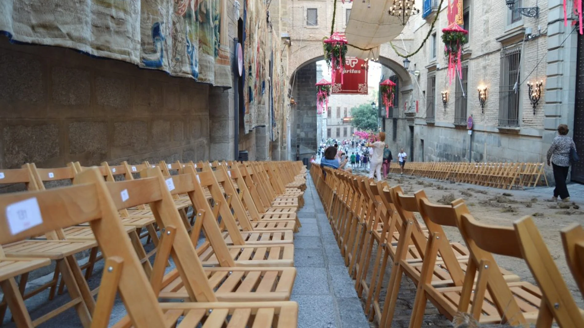 Sillas desplegadas para visionar el Corpus de Toledo