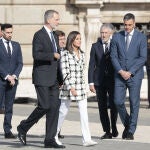 La Reina Letizia con pantalones blancos y zapatillas. 