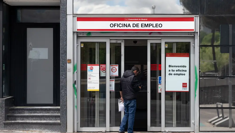 Una persona entra a una oficina del SEPE, en Madrid (España).
