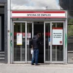 Una persona entra a una oficina del SEPE, en Madrid (España). 