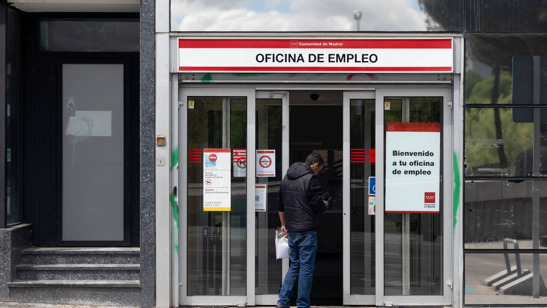 Una persona entra a una oficina del SEPE, en Madrid (España).