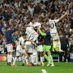 Los jugadores del Real Madrid celebran el segundo gol de Joselu