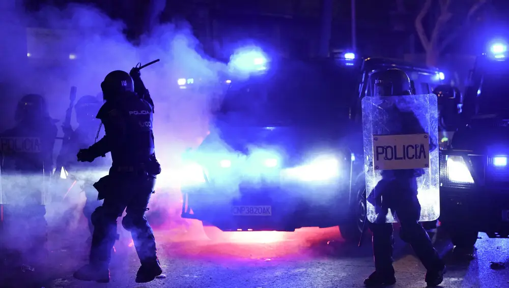 Disturbios tras la concentración contra la Amnistía, en la madrileña calle Ferraz, junto a la sede central del PSOE.