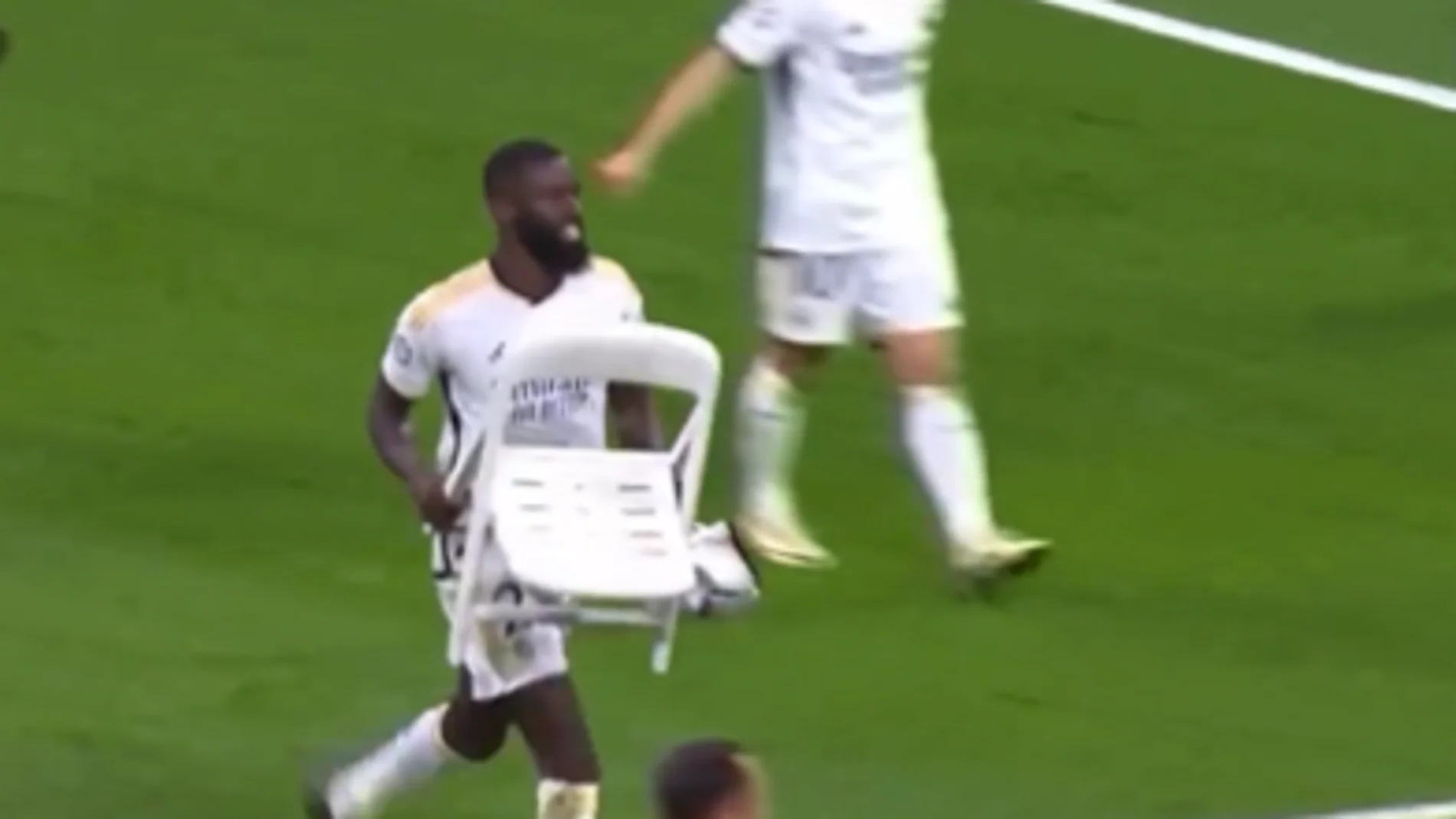 Rüdiger no se olvidó de la "silla de Alaba"