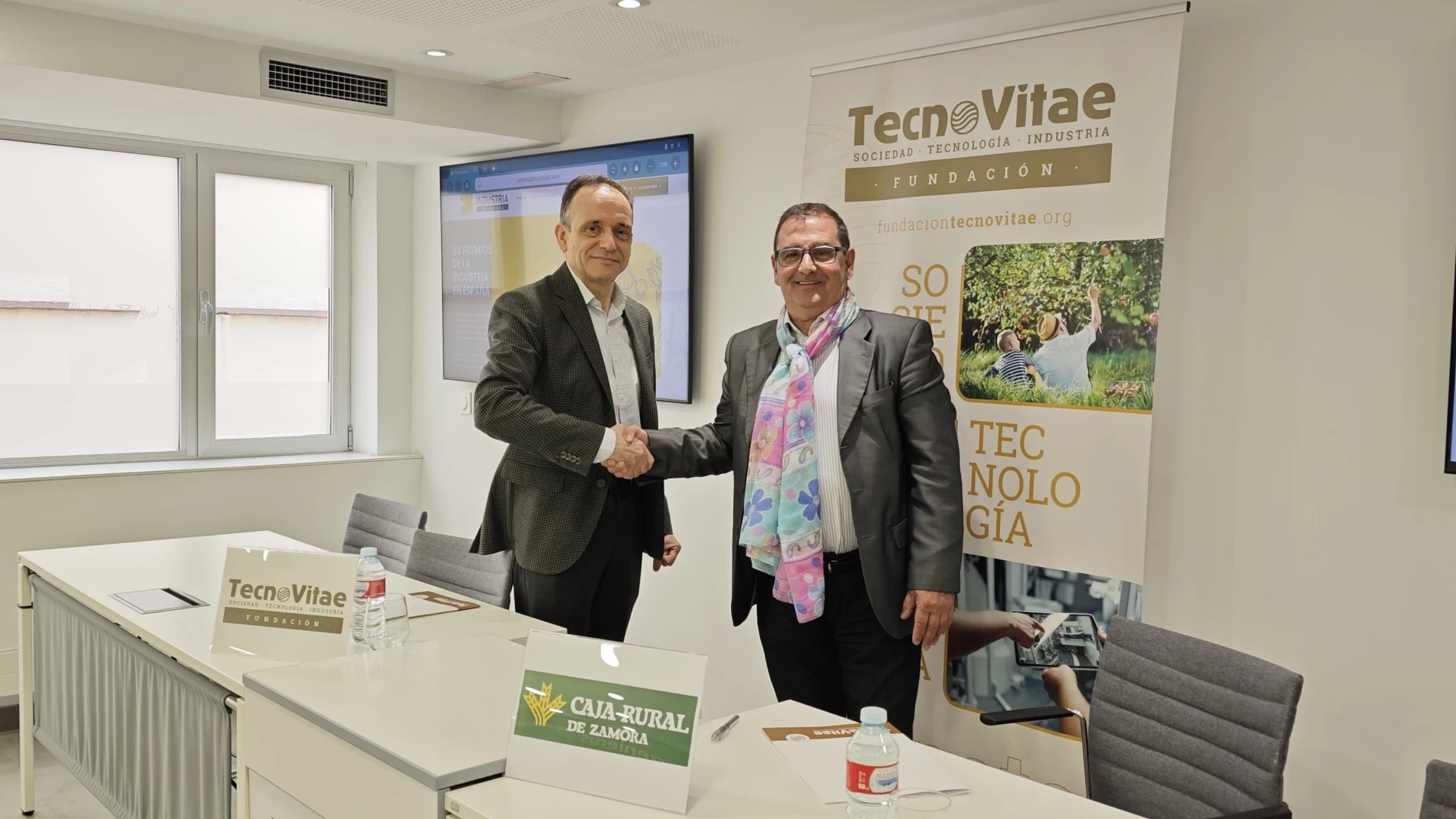 El director de la Fundación Tecnovitae, Javier Escribano, y el director de Comunicación de Caja Rural de Zamora, Narciso Prieto, suscriben el acuerdo