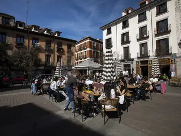 Terrazas de bares y restaurantes de Madrid llenas de gente Terrazas de bares y restaurantes de Madrid llenas de gente