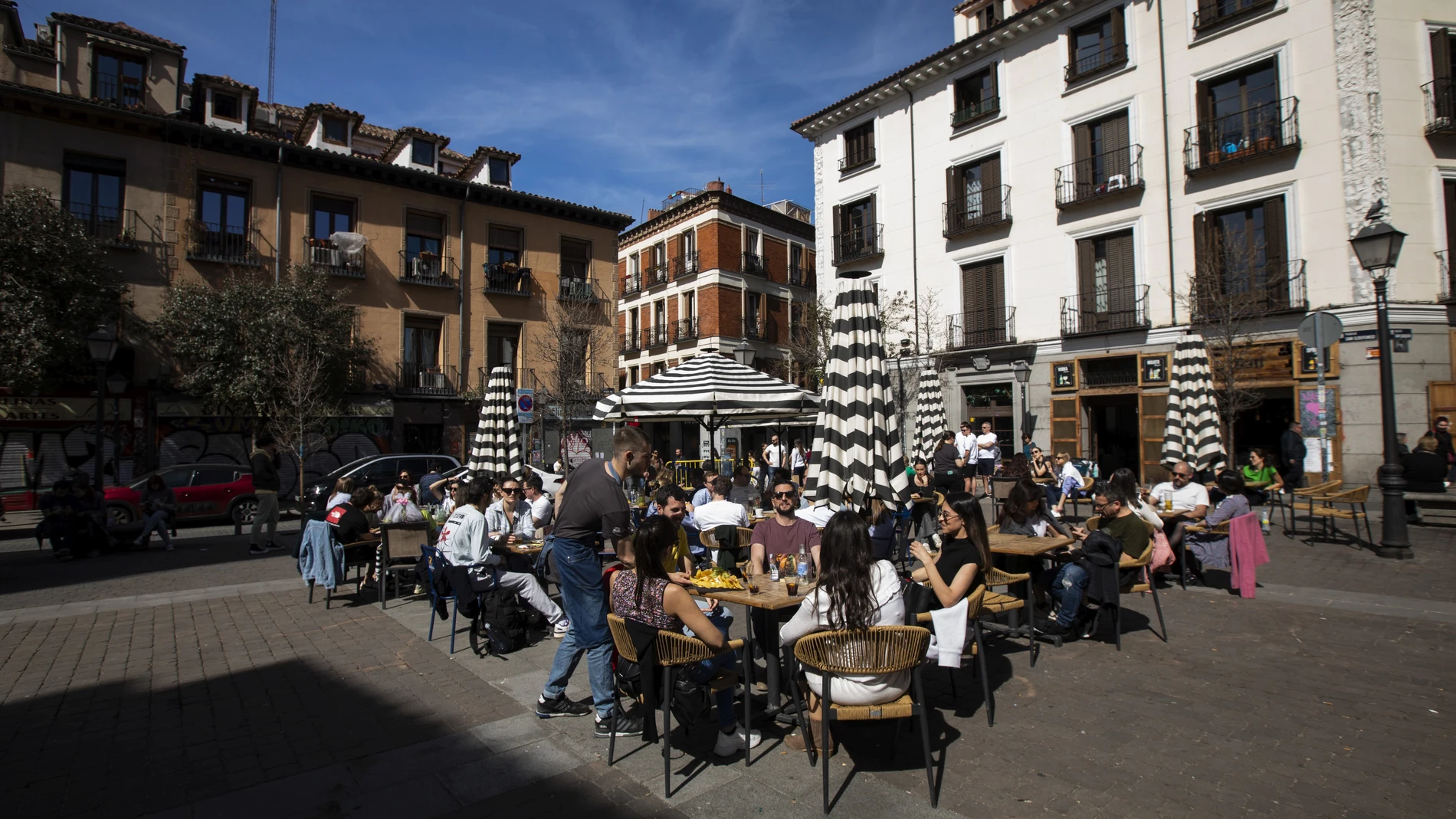 Terrazas de bares y restaurantes de Madrid llenas de gente