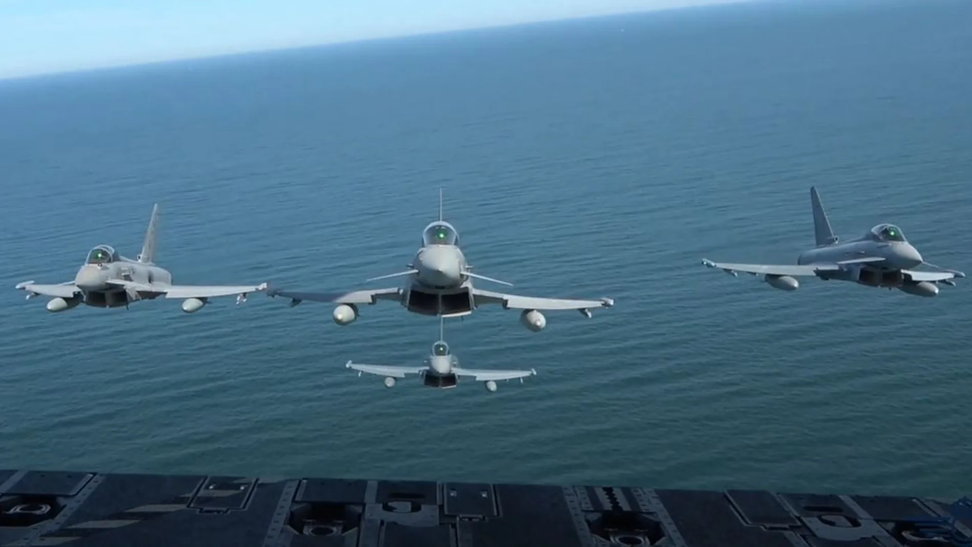 Los cuatro Eurofighter sobrevuelan la base de Rota