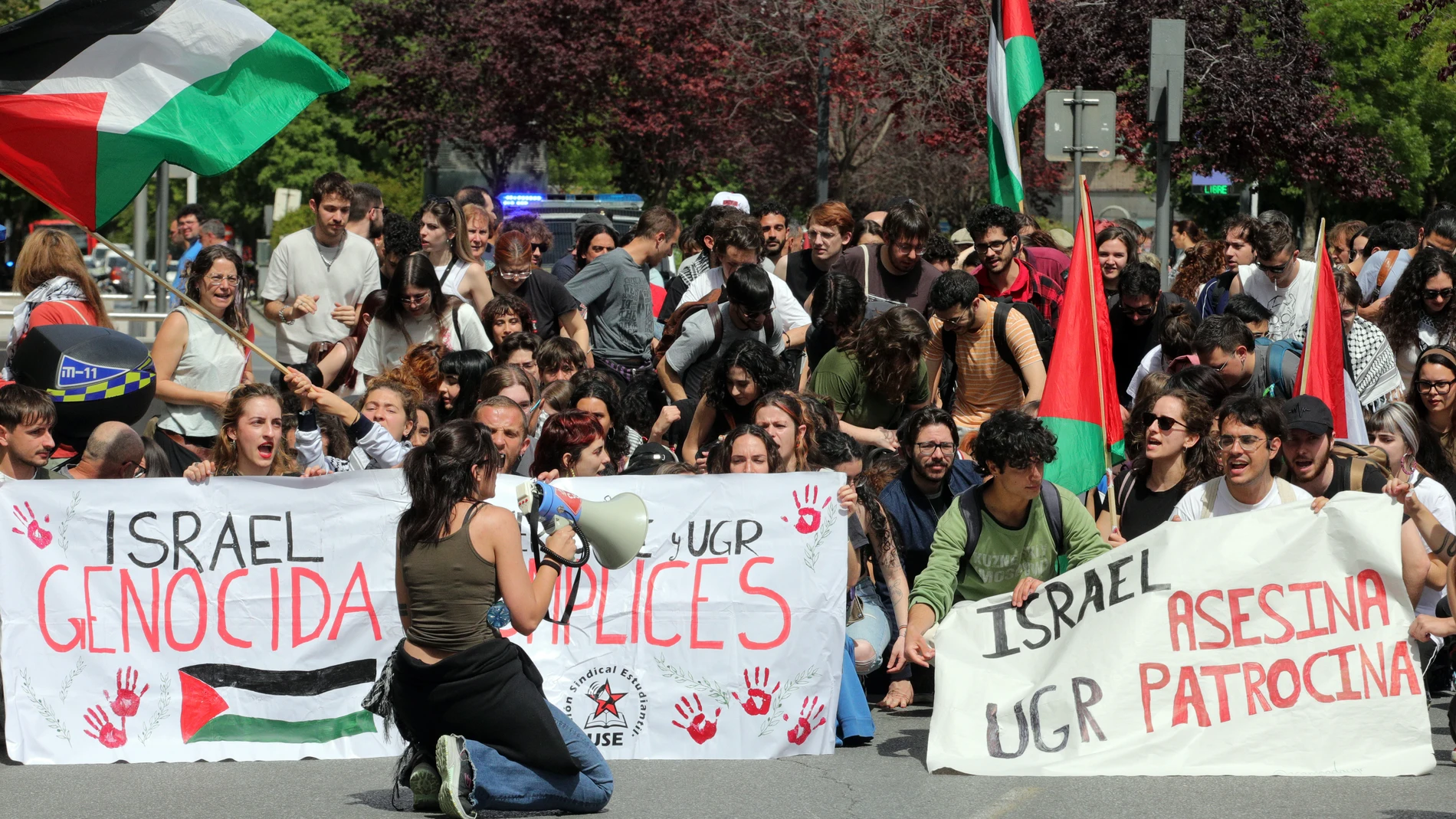 GRAFAND1125. GRANADA, 09/05/2024.- Una marcha secundada este jueves por universitarios de Granada tras la primera noche de acampada en apoyo a Palestina ha reclamado ante el rectorado de la Universidad de esta capital andaluza la ruptura de relaciones académicas con instituciones de Israel para no ser "cómplices del genocidio". . EFE/Pepe Torres