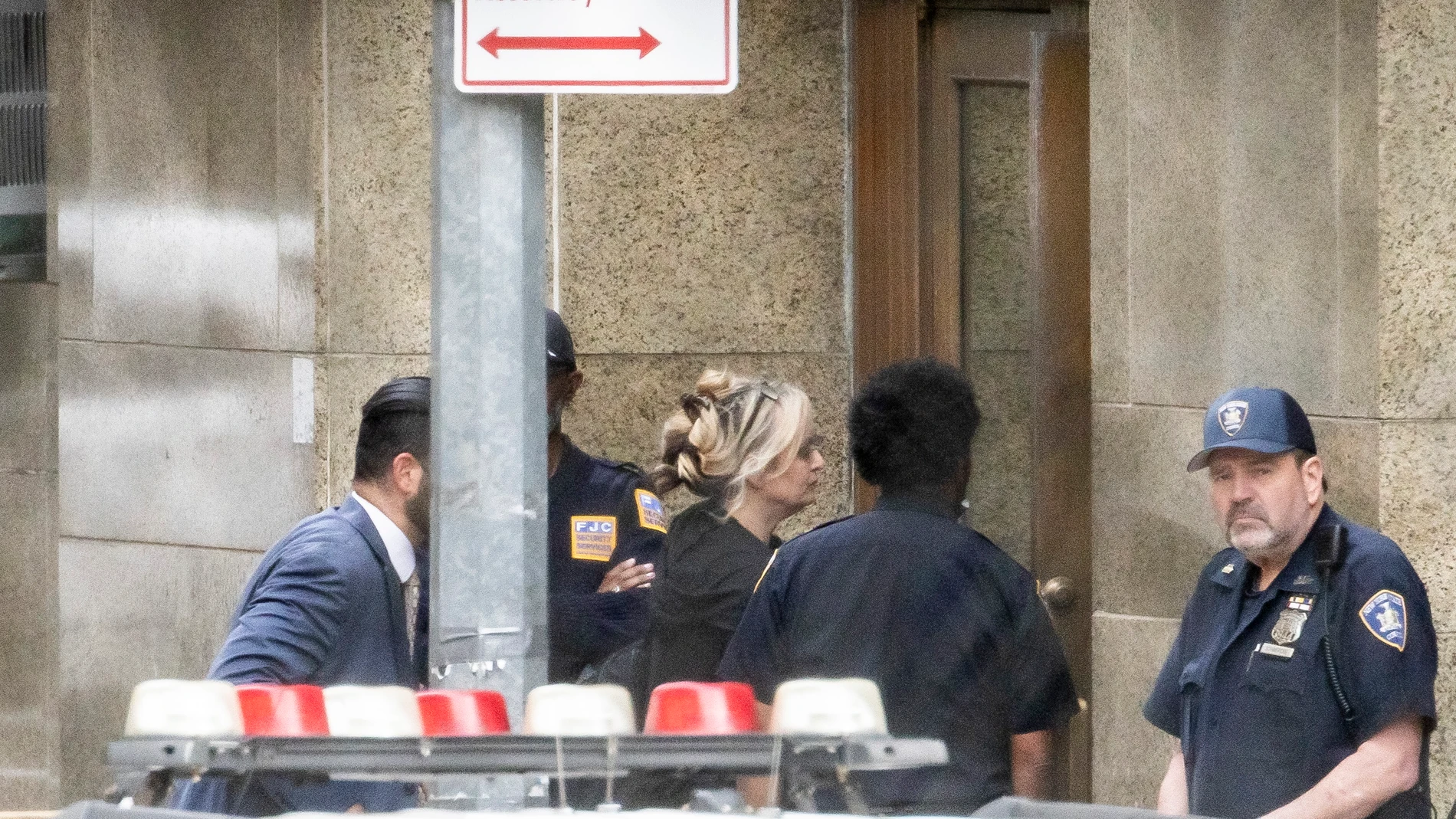 New York (United States), 09/05/2024.- Stormy Daniels (C), arrives to New York State Supreme Court to continue her testimony in the ongoing criminal trial of former US President Donald Trump in New York, New York, USA, 09 May 2024. Trump is on trial for 34 felony counts of falsifying business records related to alleged hush money payments made to Daniels during his 2016 presidential campaign. (tormenta, Nueva York) EFE/EPA/JUSTIN LANE