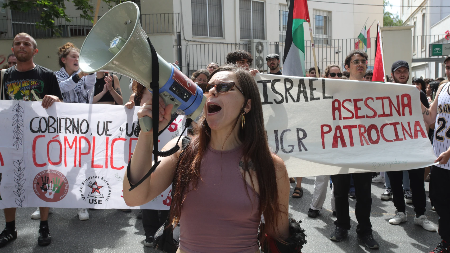 GRAFAND1124. GRANADA, 09/05/2024.- Una marcha secundada este jueves por universitarios de Granada tras la primera noche de acampada en apoyo a Palestina ha reclamado ante el rectorado de la Universidad de esta capital andaluza la ruptura de relaciones académicas con instituciones de Israel para no ser "cómplices del genocidio". . EFE/Pepe Torres