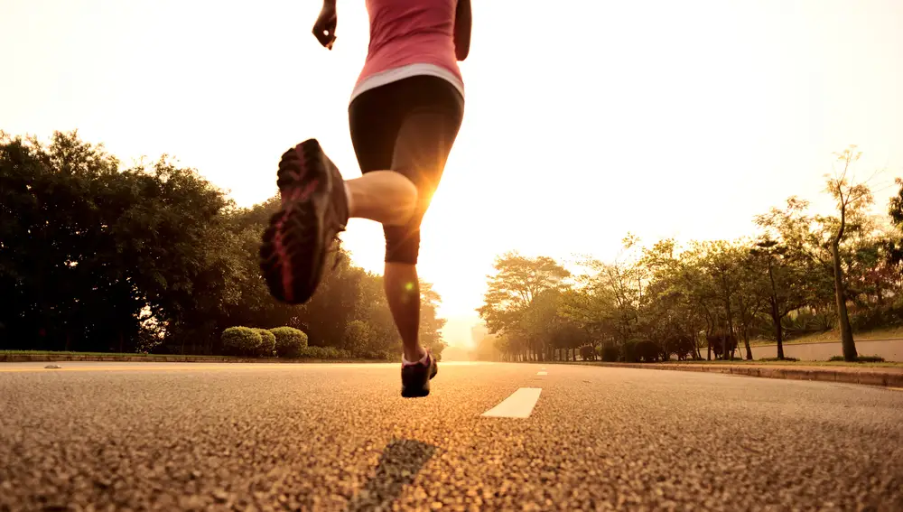 Hay que combinar ejercicios aeróbicos (como caminar, correr, nadar) con ejercicios de fortalecimiento muscular (como levantar pesas)