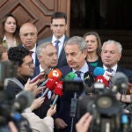 Zapatero atiende a la prensa a su llegada a la jornada sobre violencia de género en Valladolid