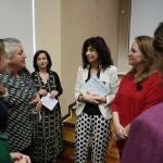 La ministra de Igualdad, Ana Redondo, conversa con mujeres víctimas de violencia durante la clausura de las jornadas por el XX aniversario de la Ley contra la Violencia de Género