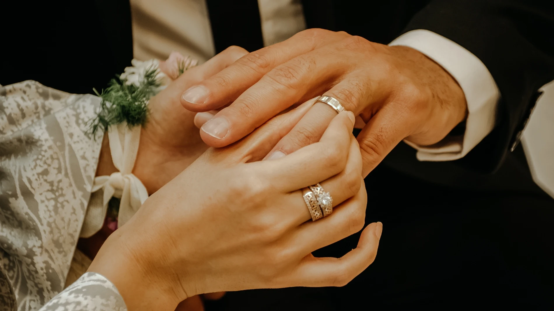 Conoce a su pareja por internet y descubre que en realidad es un hombre disfrazado