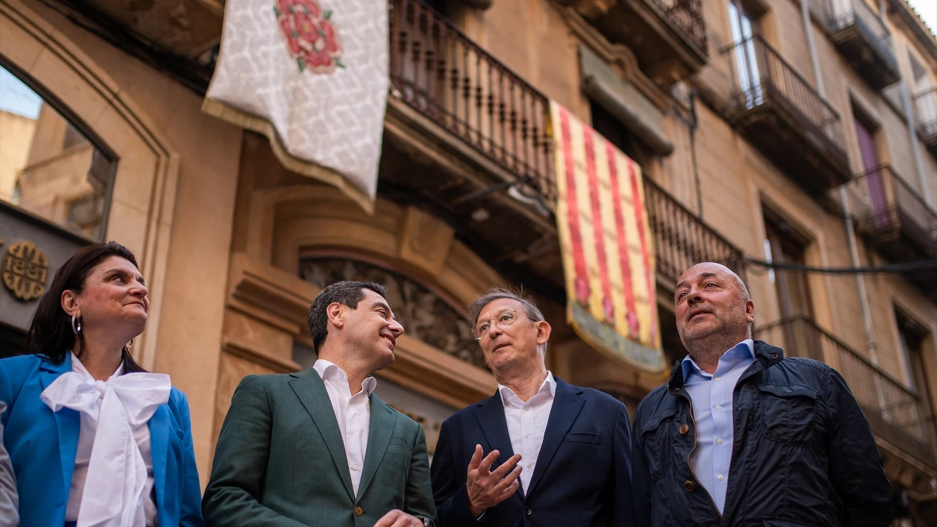 Juanma Moreno, de campaña en Cataluña
