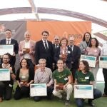 El consejero Juan Carlos Suárez-Quiñones junto con los premiados