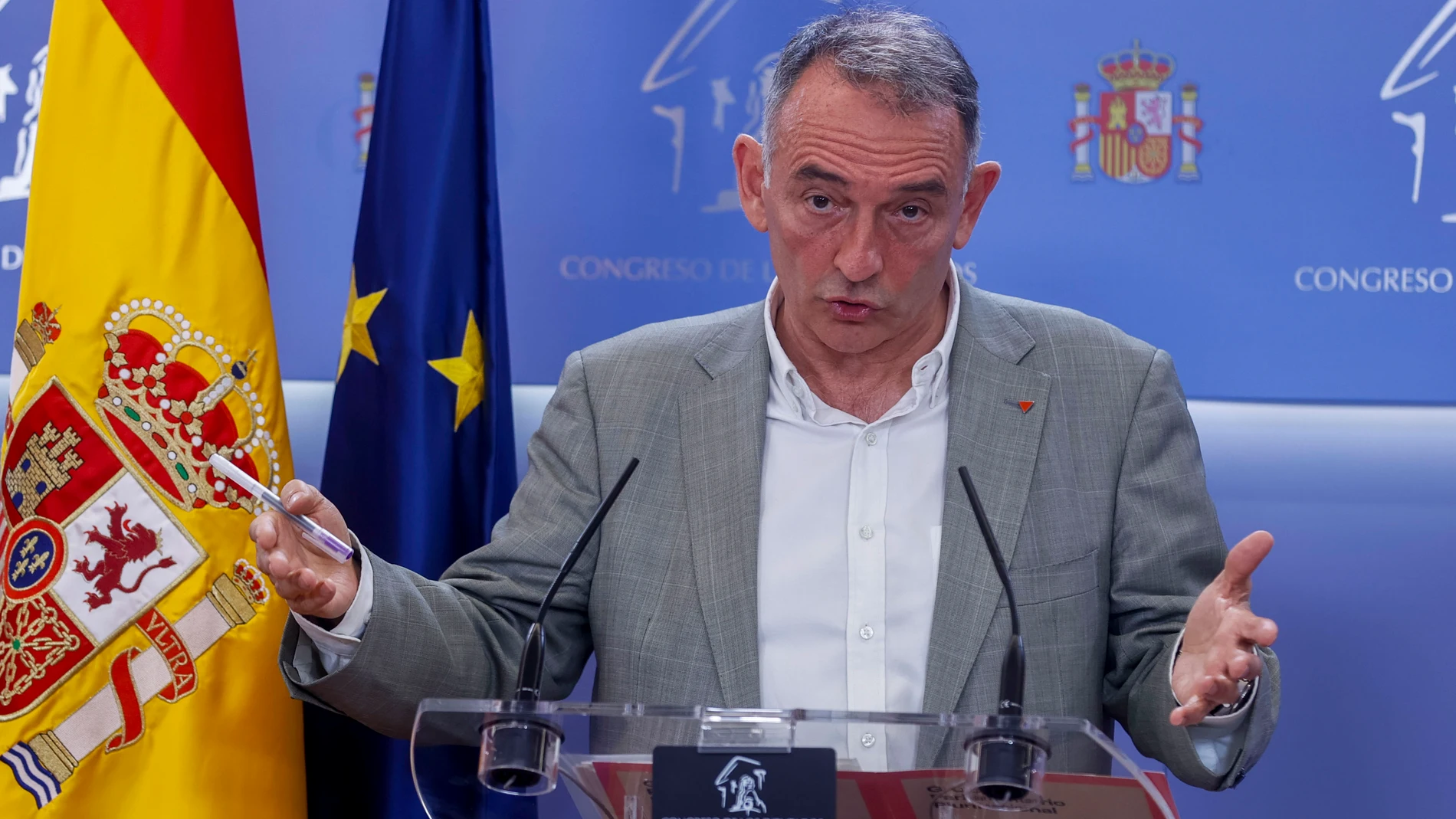 MADRID, 10/05/2024.- El portavoz adjunto de Sumar, Enrique Santiago, ofrece una rueda de prensa tras registrar en solitario una proposición de ley para reactivar la derogación de la ley de seguridad ciudadana, conocida como ley mordaza, este viernes en el Congreso. EFE/ Fernando Alvarado