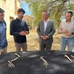  El consejero de Medio Ambiente, Juan María Vázquez, observa algunos de los restos de lince ibérico hallados en el Yacimiento de Quibas