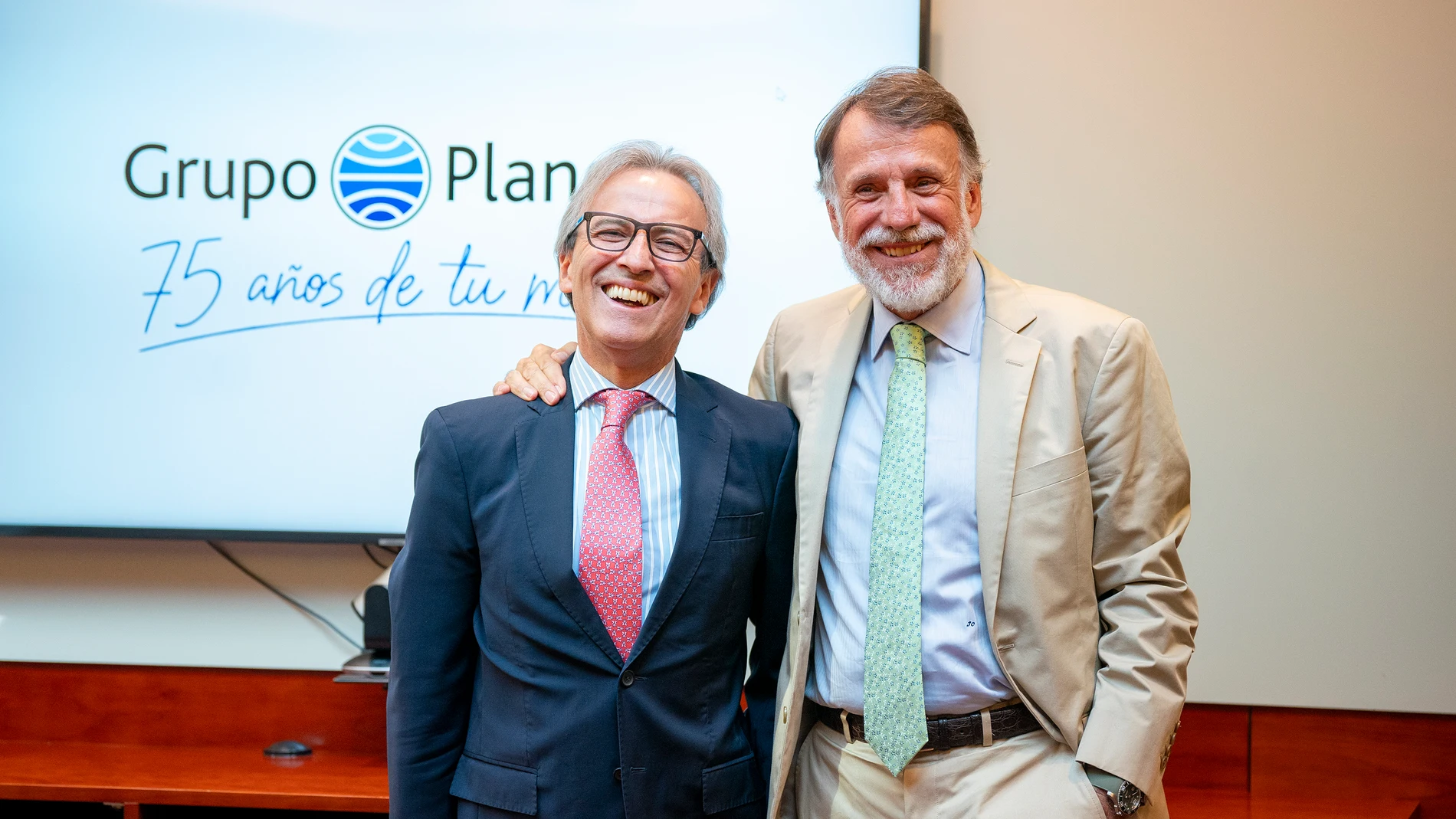 El embajador de Colombia, Eduardo Ávila, y el presidente del Grupo Planeta, José Creuheras, ayer, tras la firma del acuerdo