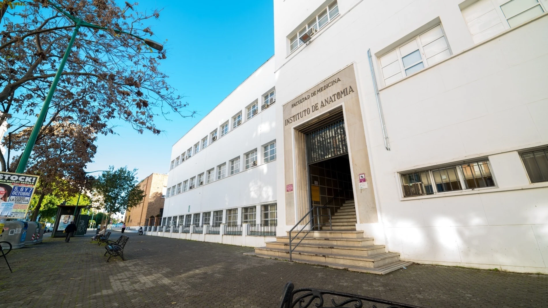 Fachada de la Facultad de Medicina de Sevilla