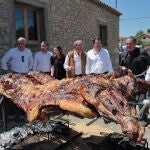 El presidente de la Junta de Castilla y León, Alfonso Fernández Mañueco, asiste a la I Jornada de Promoción del Vacuno de Carne en Peralejos de Abajo, Salamanca