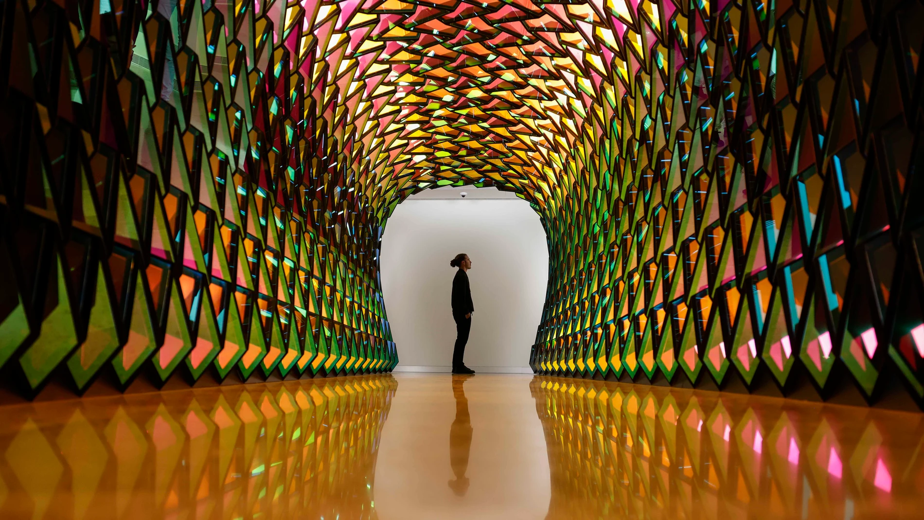 GRAFCVA429. VALENCIA, 11/05/2024.- Una persona recorre el Centro de Arte Hortensia Herrero de València que celebra este sábado sus seis primeros meses de andadura con un gran éxito de público -más de 100.000 visitantes- y la aspiración de convertir a la ciudad en un referente cultural, igual que hace el Centro Botín en Santander o el Chillida Leku en Hernani. EFE/Ana Escobar