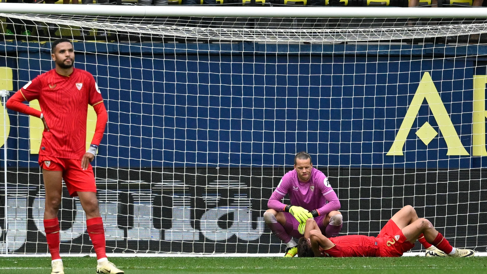 VILLARREAL (CASTELLÓN), 11/05/2024.- Los jugadores del Sevilla abatidos tras su derrota frente al Villarreal, tras el partido de LaLiga entre Villarreal y Sevilla, este sábado en el estadio de la Cerámica. EFE/ Andreu Esteban