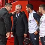 Ancelotti y su hijo Davide saludan a Sandoval, técnico del Granada