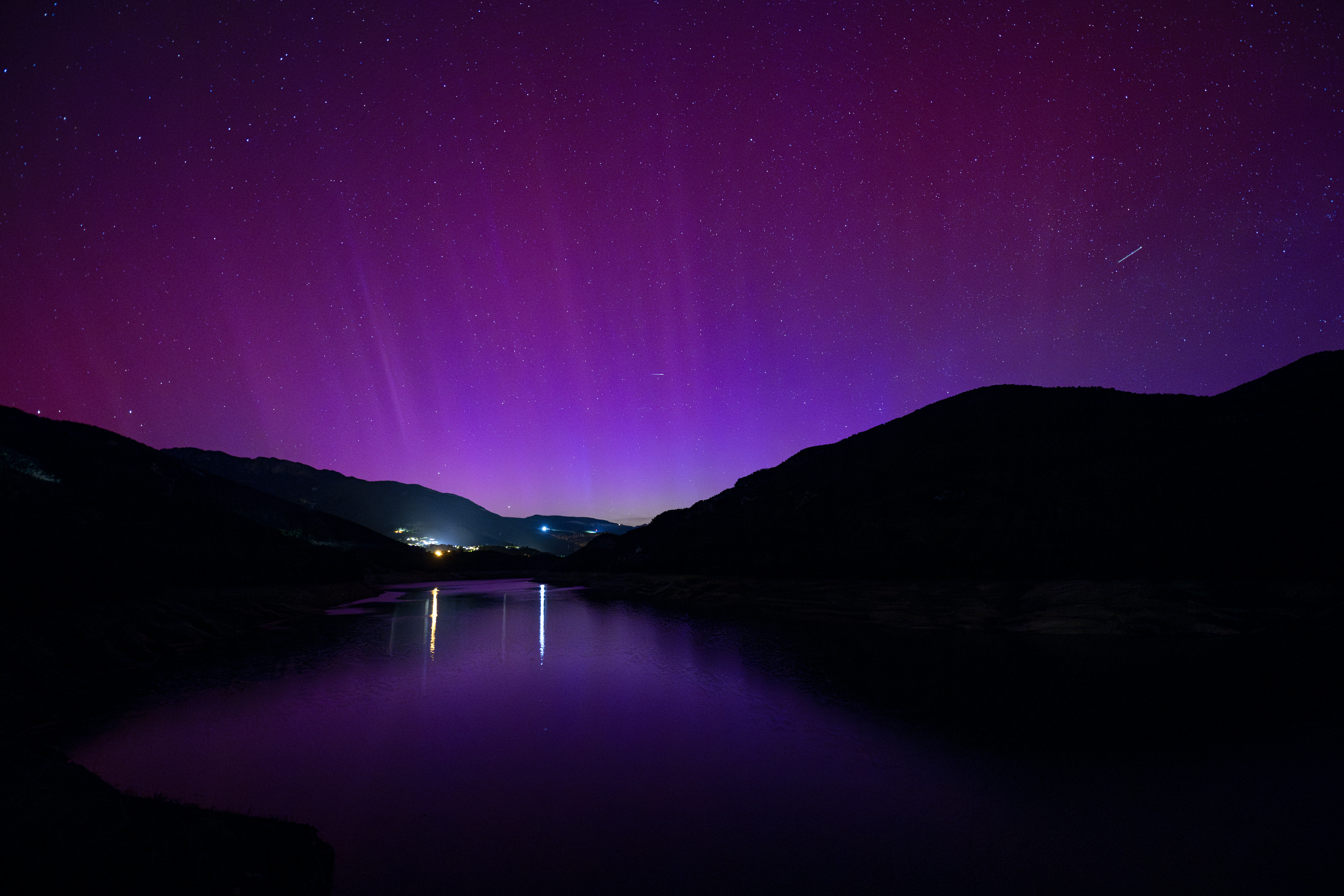 Aurora boreal desde el pantano de la Baells, a 10 de mayo de 2024, en Cercs, Barcelona, Catalunya (España). Cataluña registró auroras boreales la noche de ayer, 10 de mayo, a hoy. Una aurora boreal se produce por una muy potente tormenta solar, que choca contra el campo magnético terrestre. Al norte de la Tierra se pueden ver más fácilmente estos fenómenos, pero en esta ocasión se han visto en varios puntos de España, Europa e incluso África, donde es muy extraño que se registren. 11 MAYO 20...