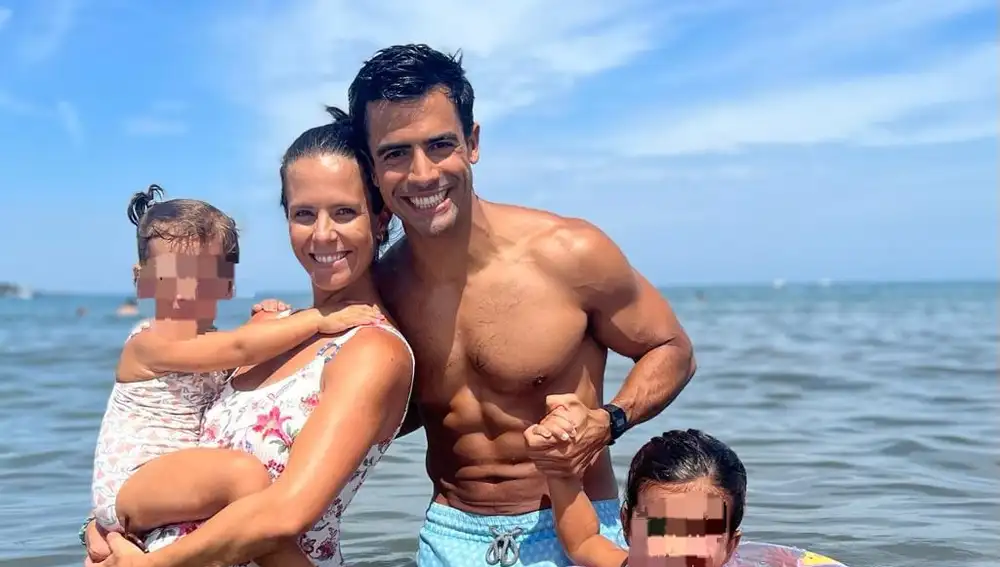Juango Ospina, con su mujer y dos de sus hijas disfrutando de unas vacaciones en la playa