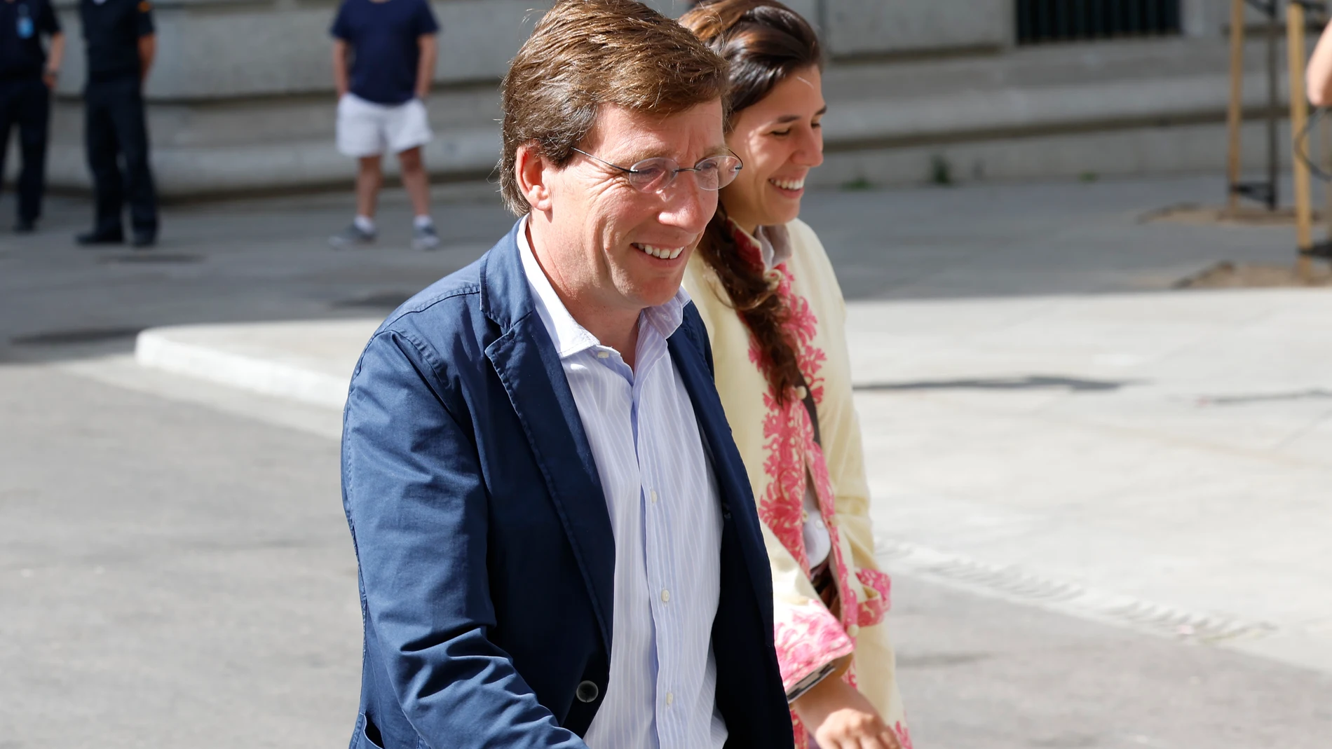 MADRID, 12/05/2024.- El alcalde de Madrid, José Luis Martínez-Almeida junto a su mujer, Teresa Urquijo, a su llegada al Ayuntamiento de la capital para recibir al Real Madrid como parte de las celebraciones de la trigésimo sexta Liga conseguida por el club, este domingo en Madrid. El equipo visita hoy las sedes de la Comunidad de Madrid y el Ayuntamiento de la capital para finalizar en la plaza de Cibeles y celebrar con aficionados. EFE/Zipi Aragón