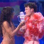 Loreen sí entrega el micrófono de Cristal a Nemo