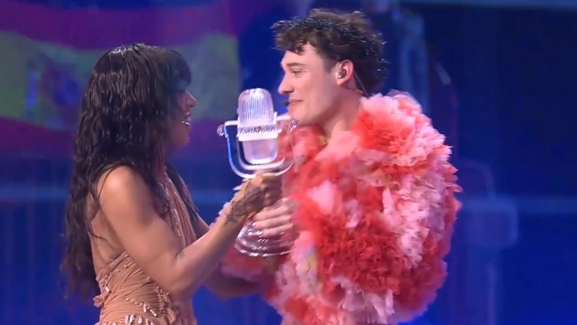 Loreen sí entrega el micrófono de Cristal a Nemo