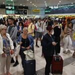  El gestor de infraestructuras Adif ha informado de que no puede establecer una previsión de recuperación del tráfico de trenes de Rodalies en la ciudad de Barcelona "dada la gravedad, dispersión y alcance de los daños provocados" por el robo de cobre esta madrugada en la red ferroviaria. 