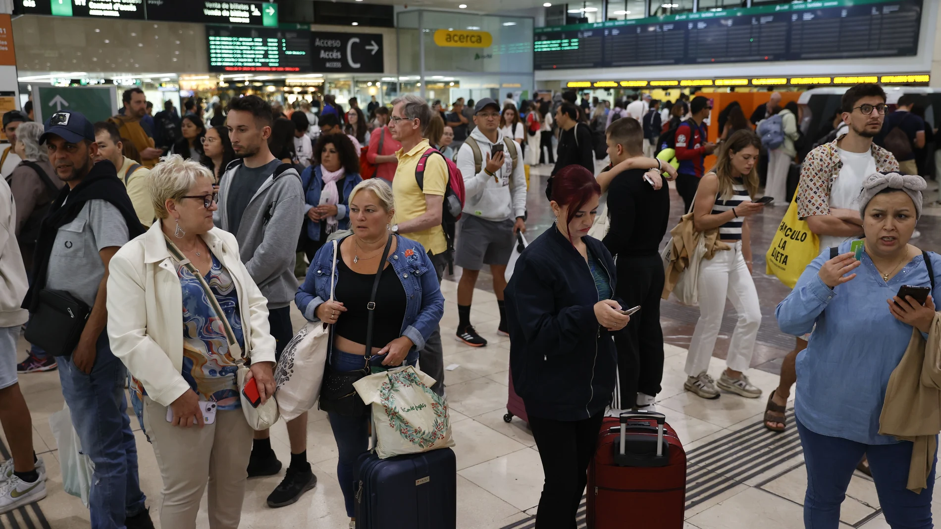 El gestor de infraestructuras Adif ha informado de que no puede establecer una previsión de recuperación del tráfico de trenes de Rodalies en la ciudad de Barcelona "dada la gravedad, dispersión y alcance de los daños provocados" por el robo de cobre esta madrugada en la red ferroviaria.