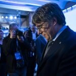  El candidato de JxCat a la presidencia de la Generalitat, Carles Puigdemont (c), a su llegada a la rueda de prensa para valorar los resultados obtenidos por la formación política este domingo en las elecciones catalanas. 