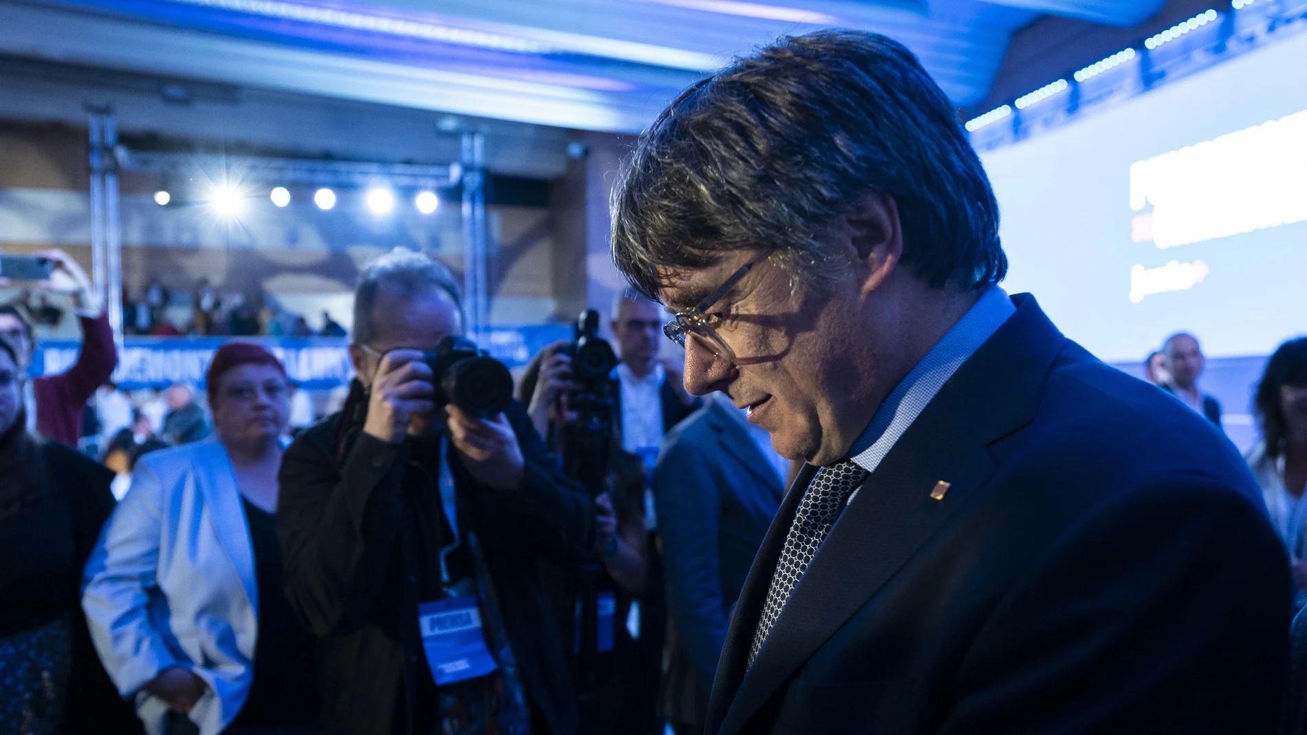 El candidato de JxCat a la presidencia de la Generalitat, Carles Puigdemont (c), a su llegada a la rueda de prensa para valorar los resultados obtenidos por la formación política este domingo en las elecciones catalanas.