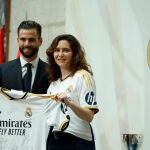 El capitán del Real Madrid, Nacho Fernández, posa con la presidenta de la Comunidad de Madrid, Isabel Díaz Ayuso 