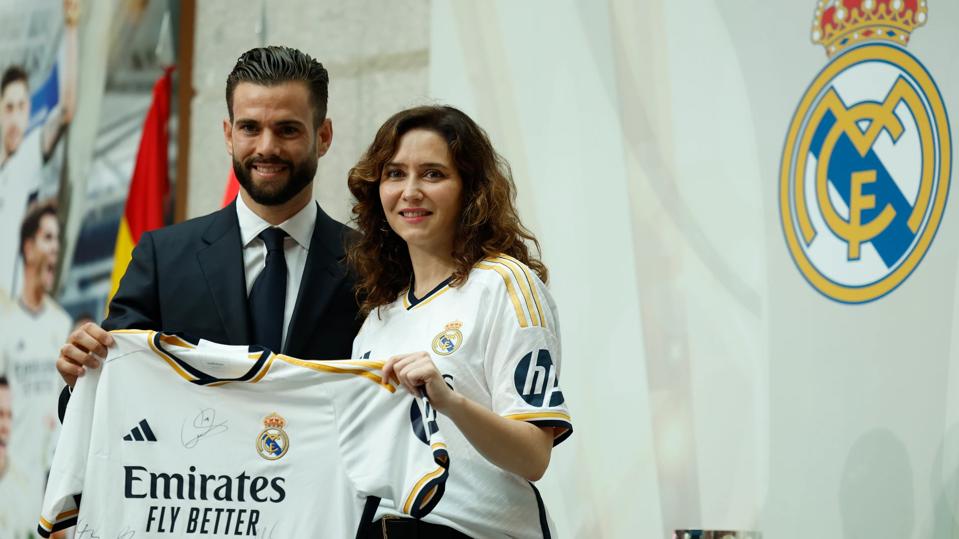 El capitán del Real Madrid, Nacho Fernández, posa con la presidenta de la Comunidad de Madrid, Isabel Díaz Ayuso