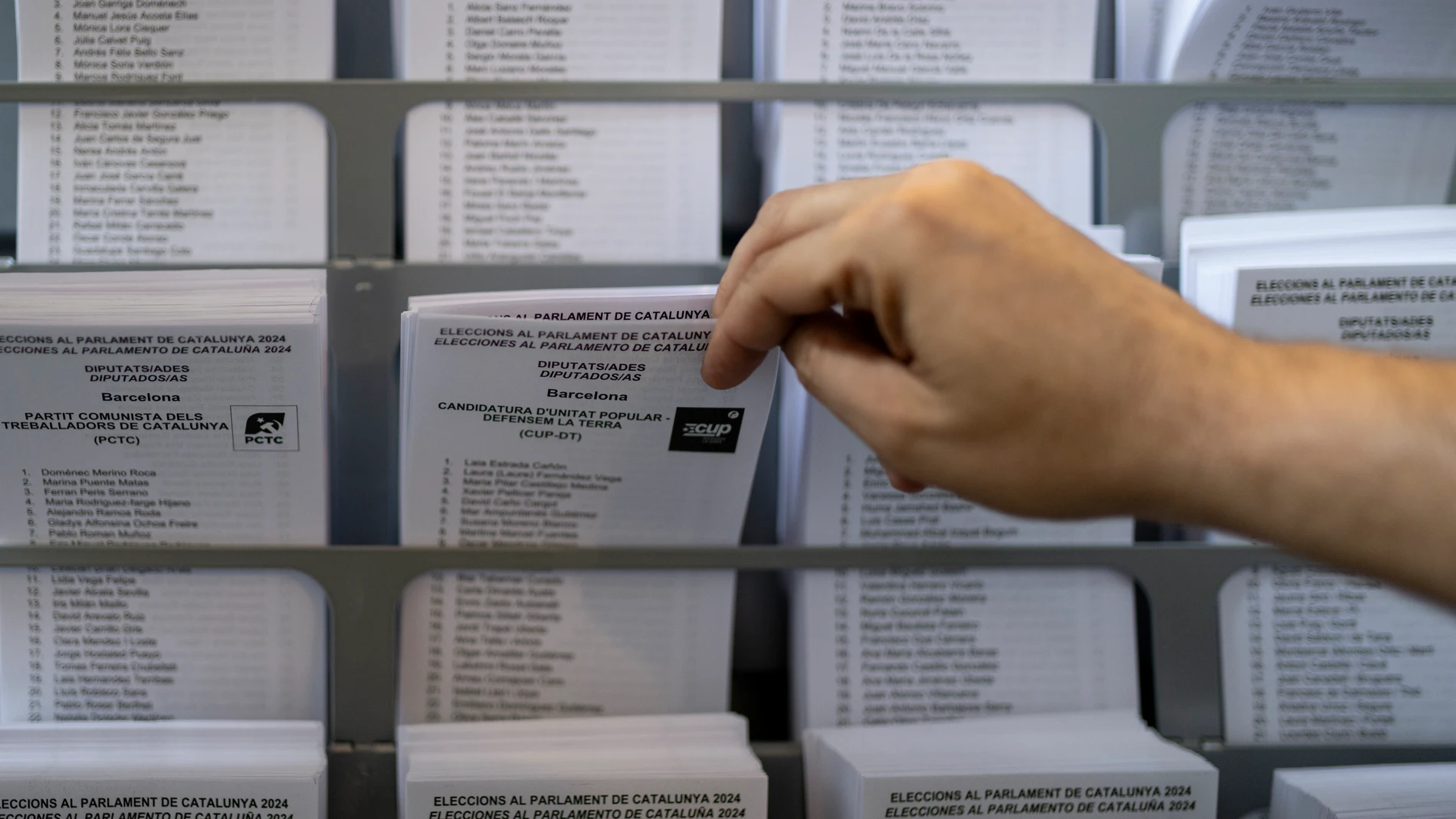 Una persona ejerce su derecho a voto en la Universitat de Barcelona, a 12 de mayo de 2024, en Barcelona, Catalunya (España). Casi seis millones de catalanes han sido llamados a las urnas hoy, 12 de mayo, para elegir a su nuevo presidente autonómico para los próximos cuatro años. Hay 135 escaños en juego, en la que será la XIV legislatura de Cataluña, por lo que los candidatos de los diferentes partidos deben alcanzar una mayoría absoluta de 68 escaños para hacerse con la Presidencia. 12 MAYO...